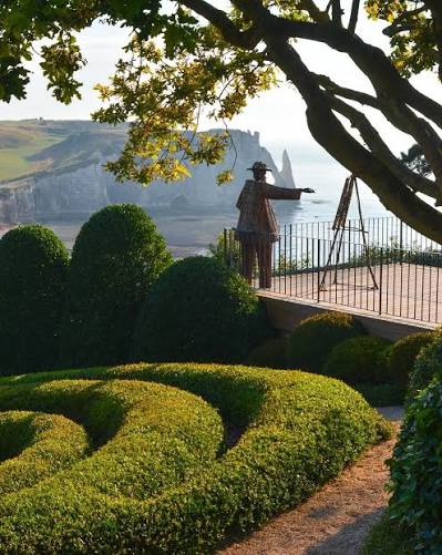 Les Jardins d'Étretat et leur statue face à l'Aiguille creuse