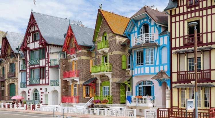 Villas normandes colorées à colombages sur le front de mer, près d'Étretat