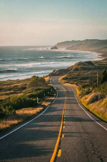 Route côtière longeant la mer, trajet vers Étretat en Normandie
