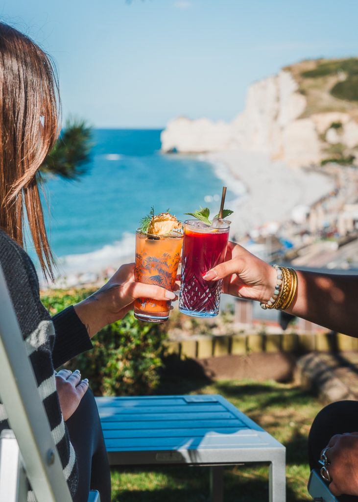 Happy hour en terrasse face à la plage et aux falaises d'Étretat