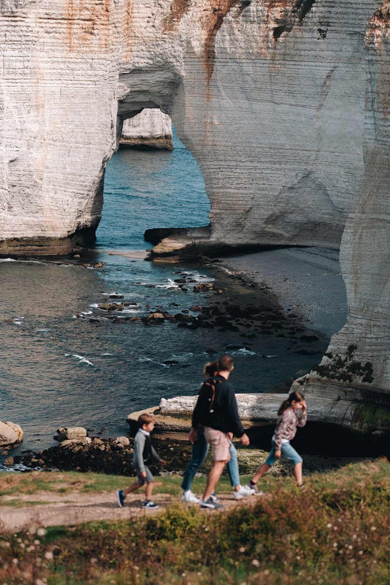 Famille en balade sur le sentier des falaises d'Étretat
